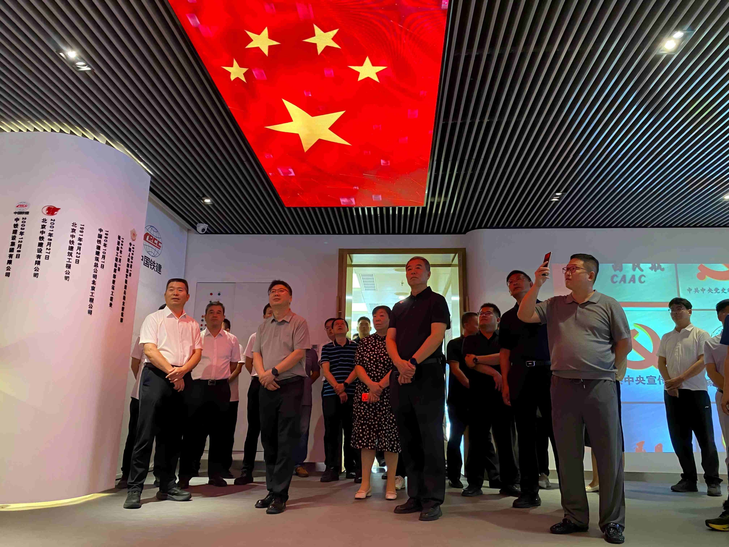 参观展厅2.jpg
